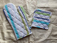 Load image into Gallery viewer, Mitten with Pot Holder in Blue Stripes
