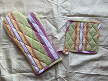 Load image into Gallery viewer, Mitten with Pot Holder in Pink Stripes
